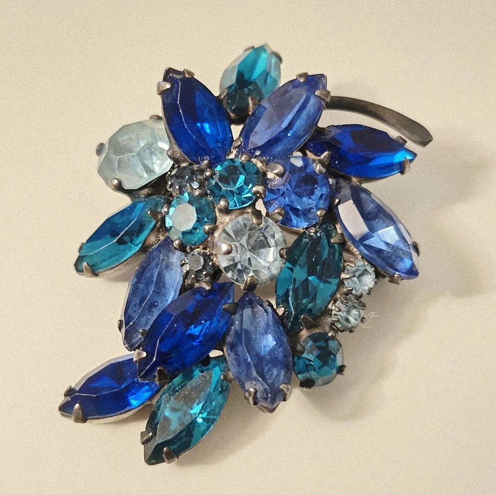 vintage Albert Weiss deep blue green cluster rhinestone Leaf Grape brooch